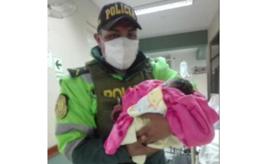 Agente ayuda a dar a luz a mamita en el Callao