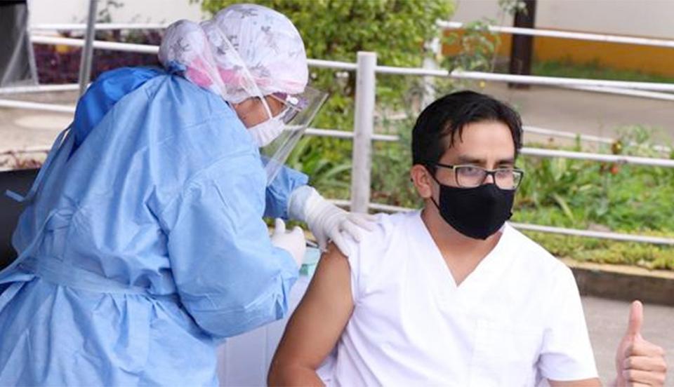 Intensivista fue el primero en recibir la vacuna contra el COVID-19 en Amazonas