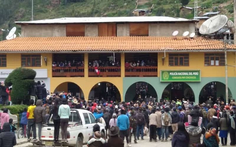 Áncash: Más de 500 comuneros toman Municipalidad de Conchucos para exigir renuncia de alcalde