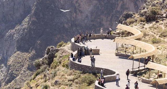 Hallan a turistas colgados en la Cruz del Cóndor del Valle del Colca