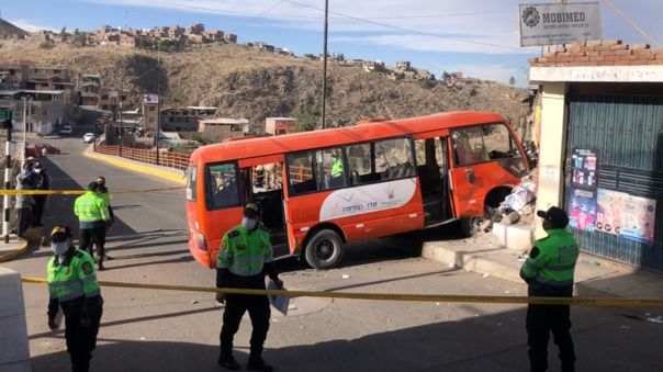 Arequipa: choque de coaster contra muro de vivienda deja 19 escolares heridos 