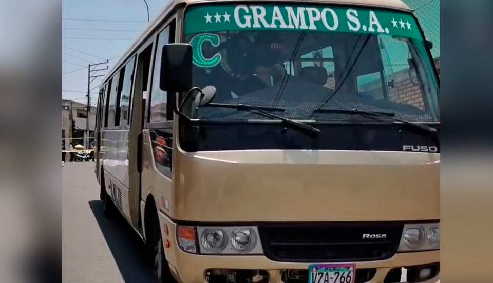 Mujer muere tras caer de bus de transporte público en Arequipa 