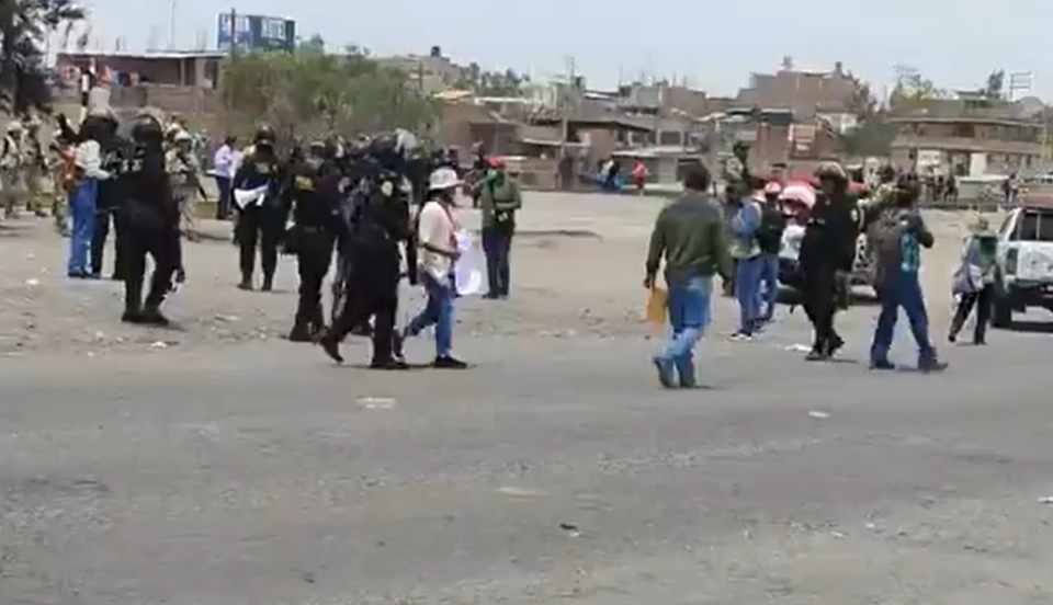 Arequipa: PNP retira a manifestantes con bombas lacrimógenas 