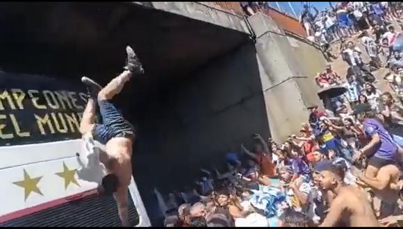 Argentina: Hincha se lanza de un puente al bus de la selección y terminó en el piso