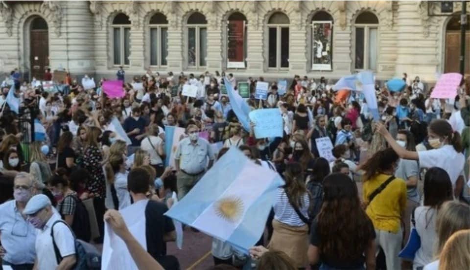 Buenos Aires: Miles de personas protestan en contra de las nuevas medidas ante segunda ola de COVID-19