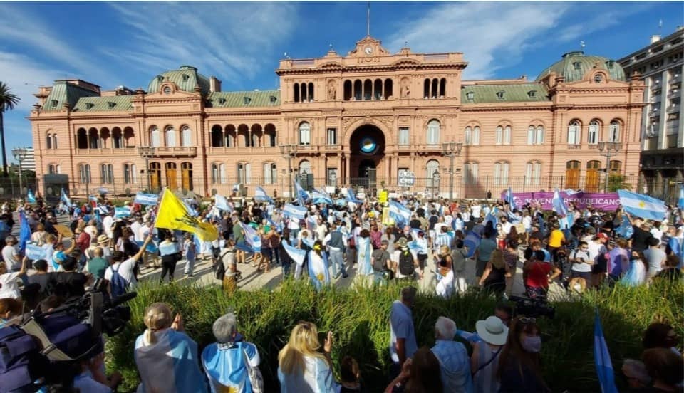 Miles de argentinos protestan por la ‘vacunación VIP’ contra el COVID-19 