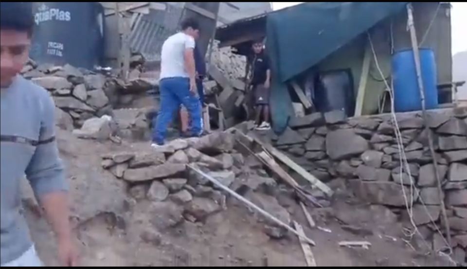 Ate: Varias personas quedan atrapadas tras caída de muro de contención