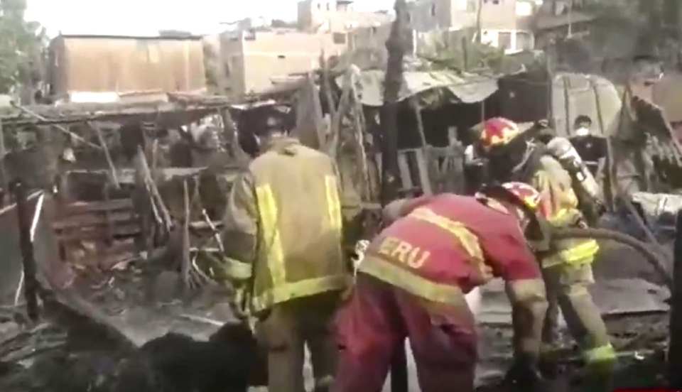 Hombre muere en incendio de taller clandestino de pirotécnicos en Ate