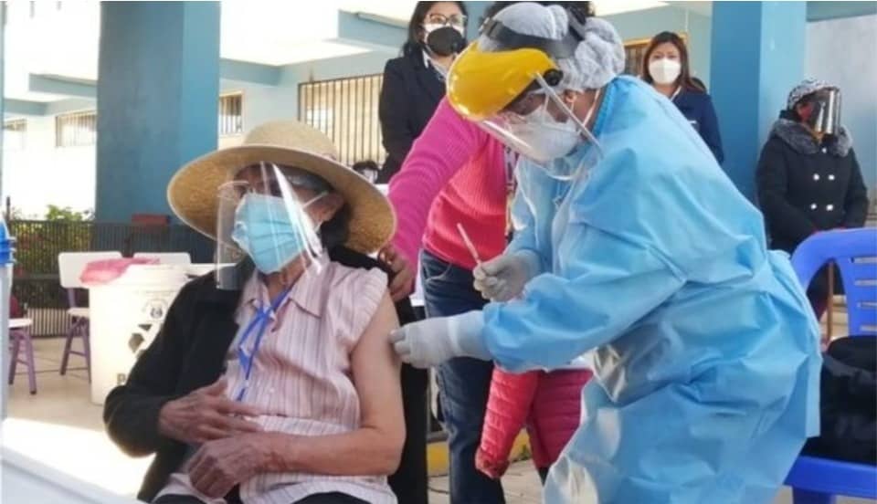 COVID-19: Inicia campaña de vacunación para adultos mayores de 80 años a más en Ayacucho