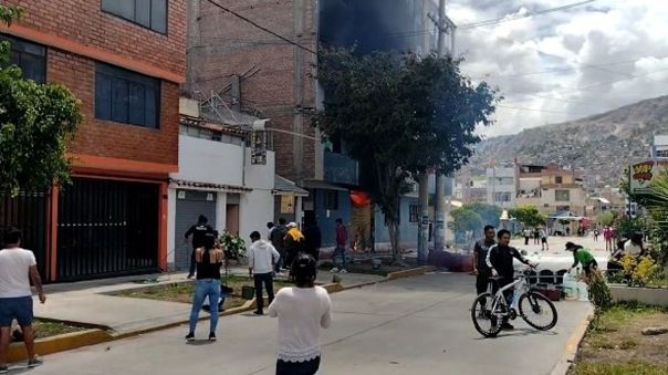 Manifestantes quemaron y saquearon dos dependencias de la Fiscalía en Ayacucho