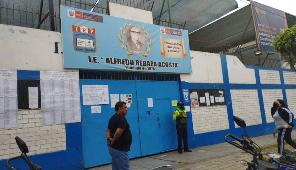 ¡Horror! Denuncian balacera dentro de colegio en Los Olivos