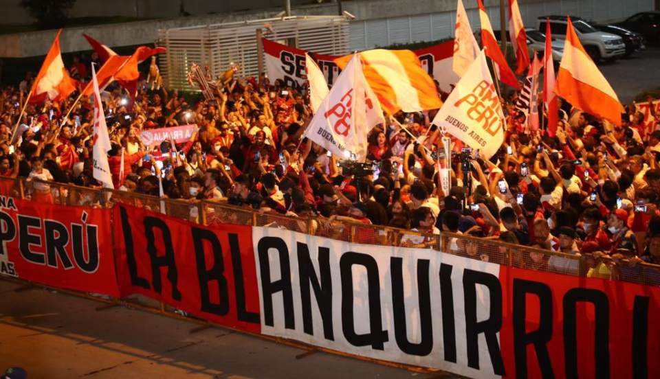 Hinchas peruanos realizan gran banderazo a puertas del encuentro ante Uruguay