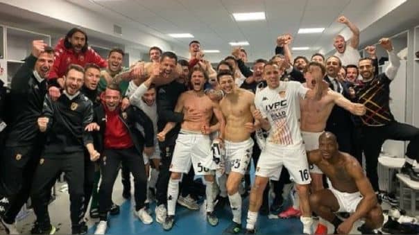 Gianluca Lapadula y Benevento celebran a lo grande la victoria ante la Juventus