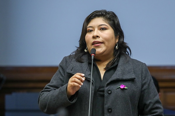 Betssy Chávez presenta su renuncia irrevocable a bancada oficialista