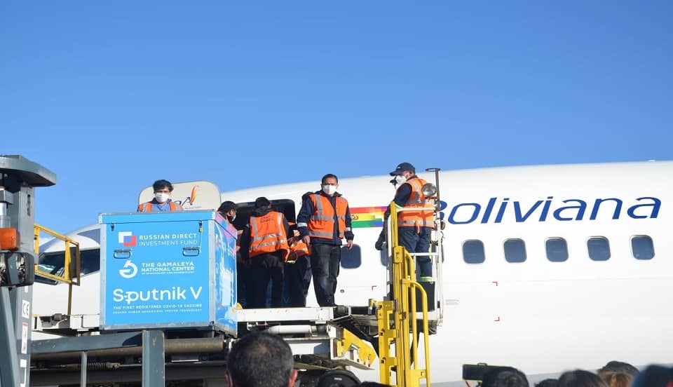 Bolivia: vacunas rusas Sputnik V llegan para acelerar campañas inmunizantes