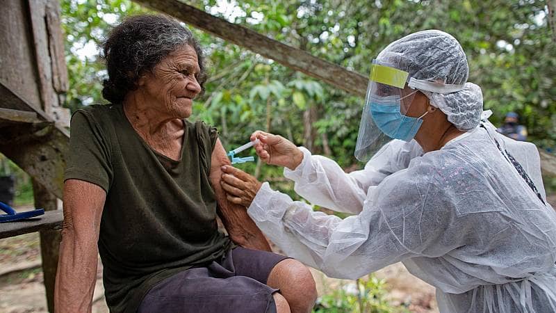 Brasil: Denuncian que “vacunaban con aire” a ancianos en campaña contra el COVID-19