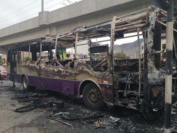 SJL: Bus del Corredor Morado del Metropolitano se incendió en plena marcha