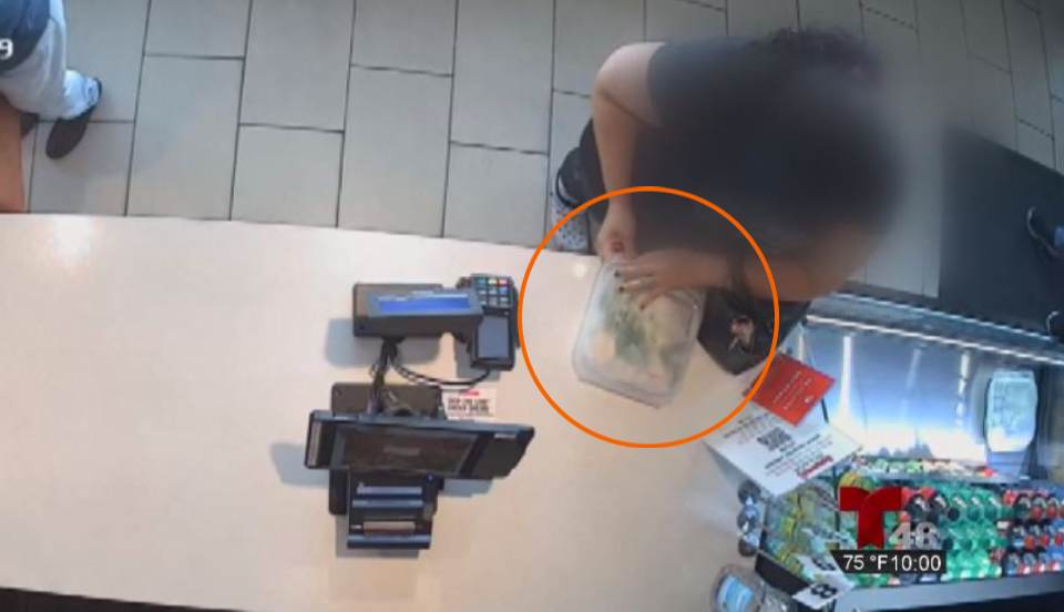 Mujer coloca cabello en su comida con el fin de no pagar la cuenta 