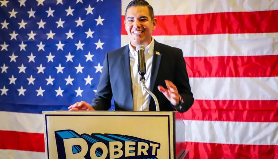 Peruano Robert García es elegido congresista por California