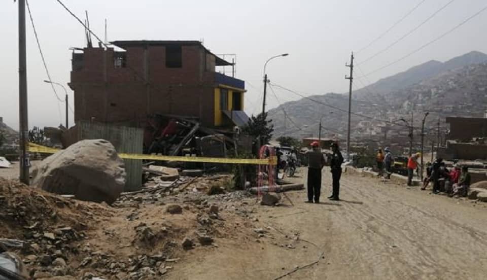 Carabayllo: Camión de carga se empotró con vivienda y deja cuatro heridos
