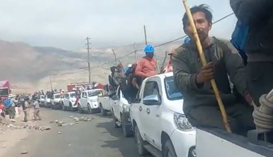 Manifestantes del Vraem llegaron a Lima en caravana de camionetas