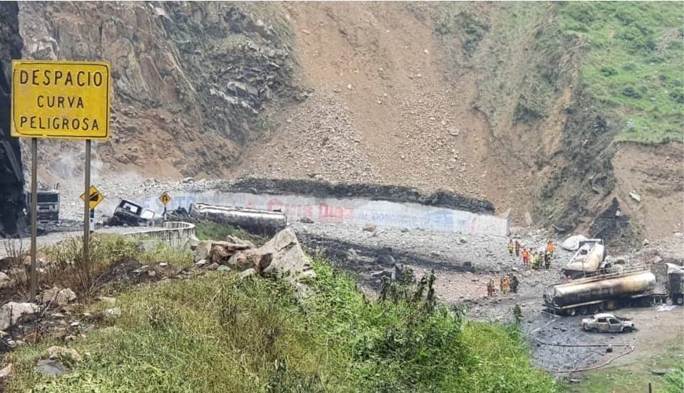 Huancayo: Carretera Central es cerrada nuevamente para limpiar la vía de la caída de rocas 