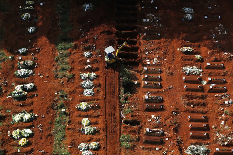 Cadáveres son amontonados por falta de espacio en un cementerio de Brasil