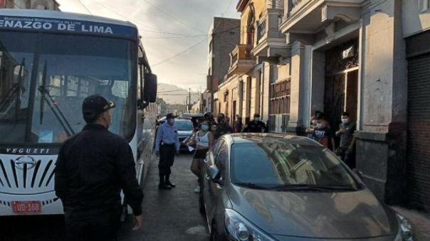 Policía intervino a 50 personas en una fiesta clandestina dentro de una quinta en el Cercado de Lima