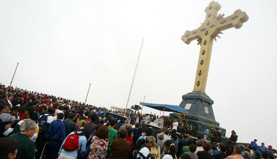 Viernes Santo: Cientos de fieles llegan hasta el cerro San Cristóbal 