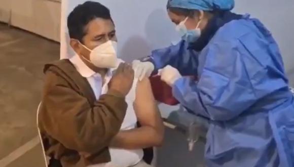 Vladimir Cerrón se vacunó contra la COVID-19 en Huancayo