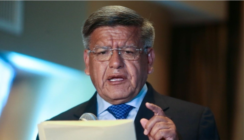 César Acuña dice que el Perú necesita "40 mil millones de vacunas" y es víctima de burlas 