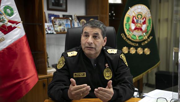 Gobierno oficializa la salida de César Cervantes como comandante general de la Policía