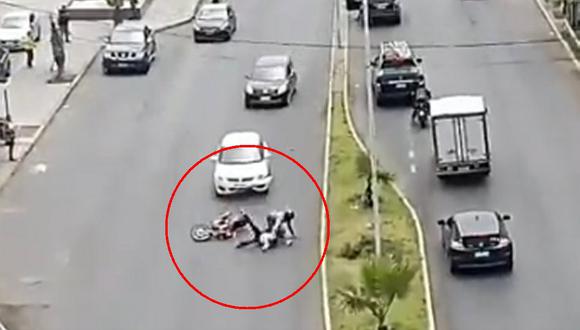 Chile: Dos peruanos en moto fueron embestidos tras asaltar a una pareja