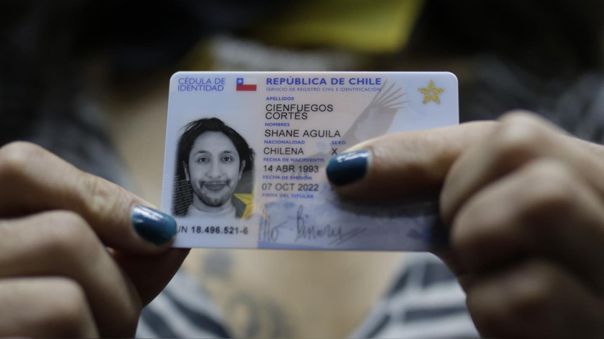 Chile remite el primer documento de identidad a una persona no binaria