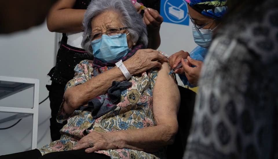 Chile ya vacunó a más de la mitad de su población contra el COVID-19