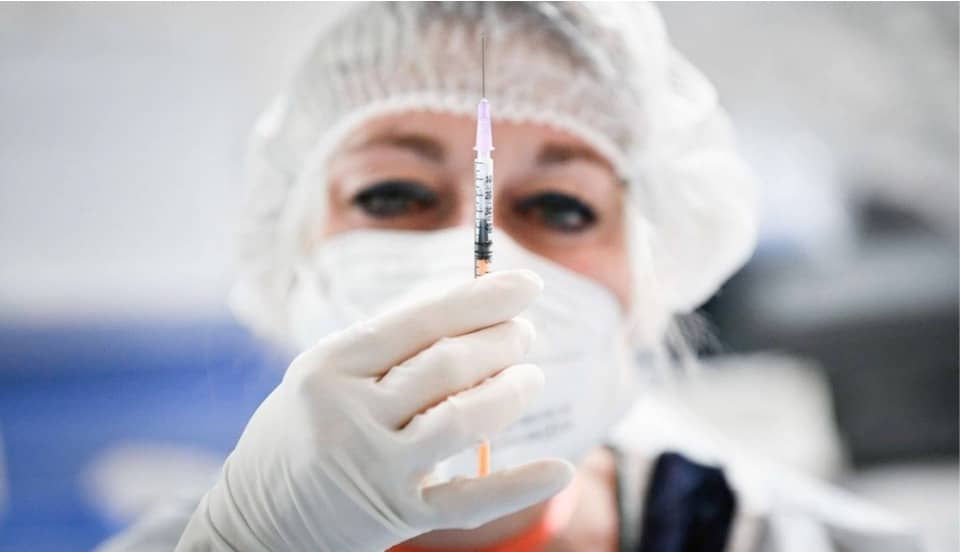 COVID-19: China autoriza los ensayos clínicos de una vacuna que se inhala
