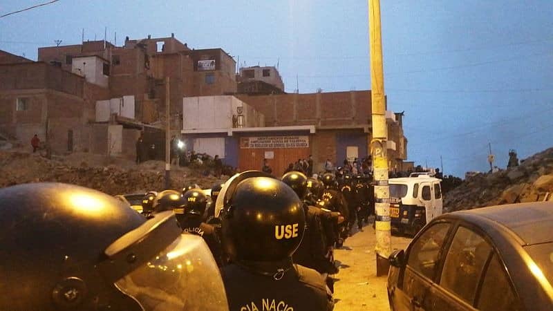Chorrillos: Policía e invasores se enfrentan en el Morro Solar