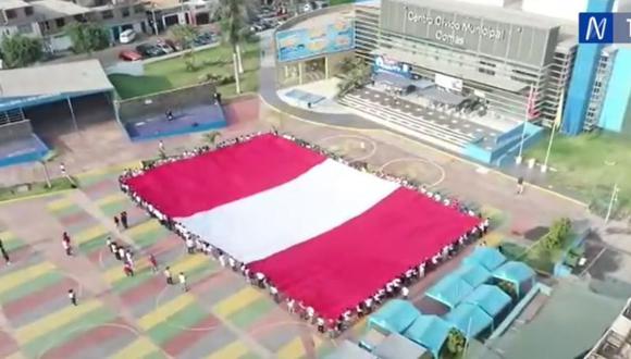 Perú vs Uruguay: Hinchas peruanos alientan con bandera gigante en Comas