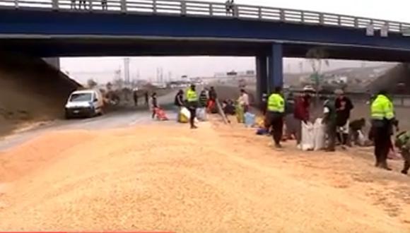 Reportan congestión vehicular por volcadura de camión cargado de maíz en la Panamericana Sur