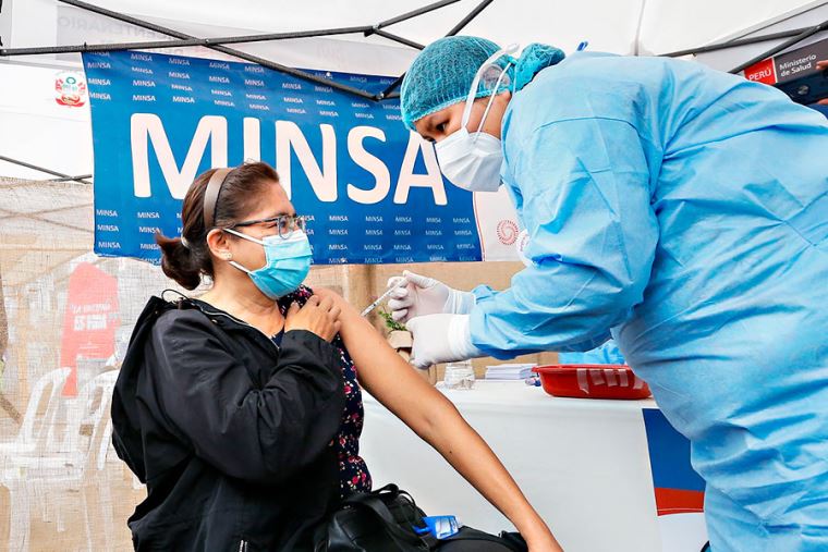 Congreso oficializa ley que concede licencia laboral a trabajadores por el día que serán inmunizados