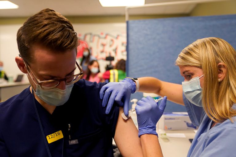 Reino Unido está a punto de alcanzar su objetivo de 15 millones de vacunados contra el coronavirus 