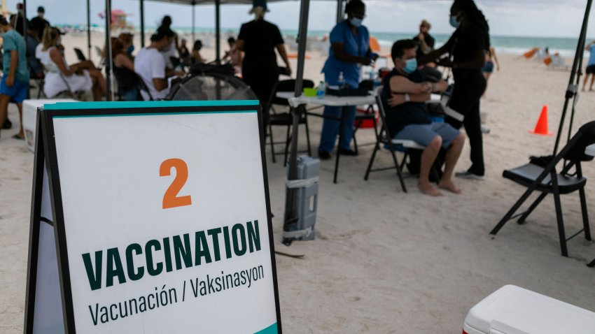 Estados Unidos: Turistas latinoamericanos se vacunan gratis contra el COVID-19 en la playa Miami Beach