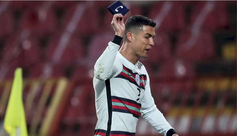 Cristiano Ronaldo y la brutal cifra por la que subastaron la cinta que lanzó en el Portugal vs. Serbia 