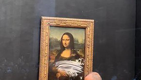 Sujeto disfrazado lanza pastel contra el cuadro de la Mona Lisa en París