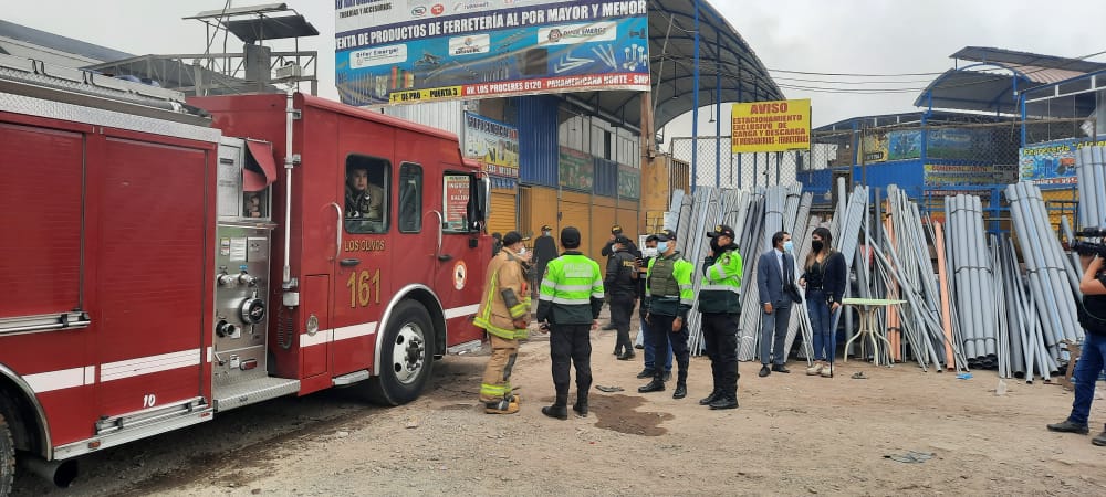 Mercado Unicachi: Bomberos continúan controlando el fuego tras más de diez horas de labor
