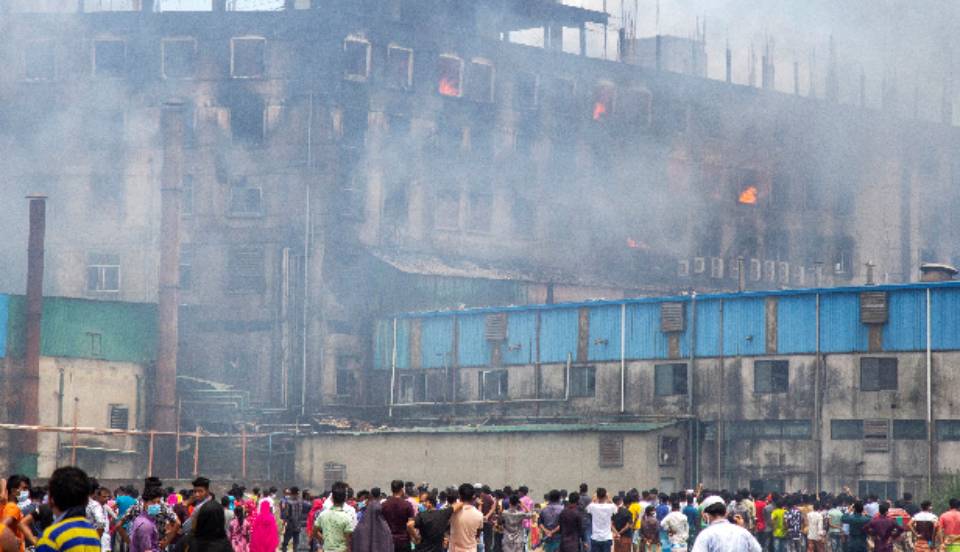 (VIDEO) Bangladesh: Incendio en Dacca deja 52 muertos y 25 heridos 