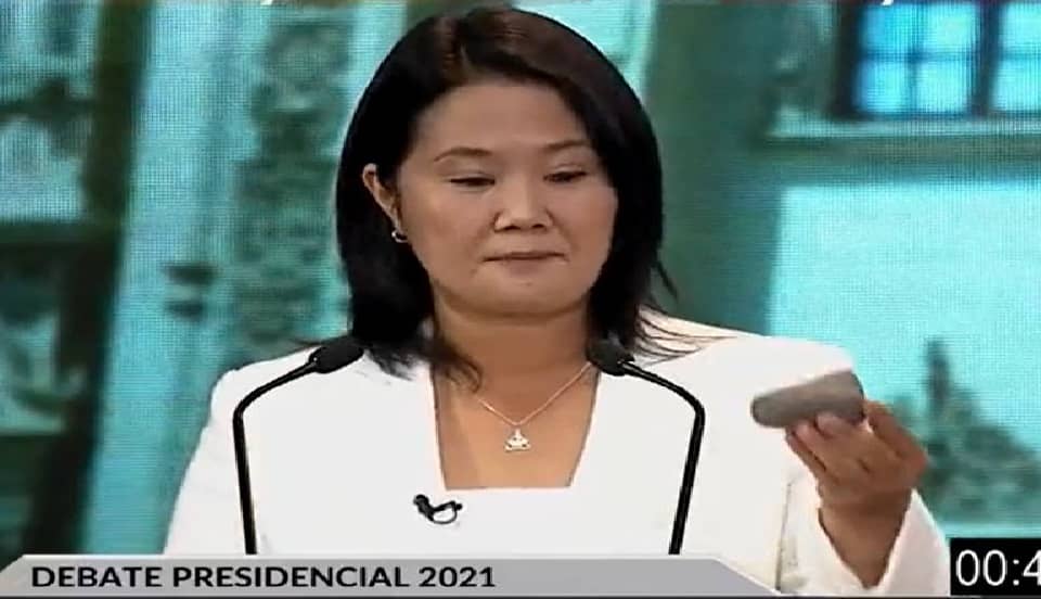 Debate presidencial: Keiko Fujimori apareció con piedra en mano durante la presentación