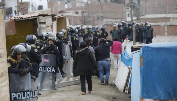 Ventanilla: Policía desaloja a familias que invadieron terreno hace cuatro semanas