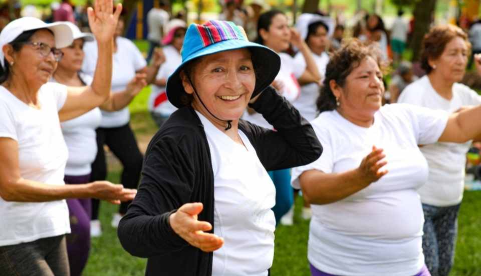 Adultos mayores celebran su día con actividades deportivas y recreativas en los clubes zonales
