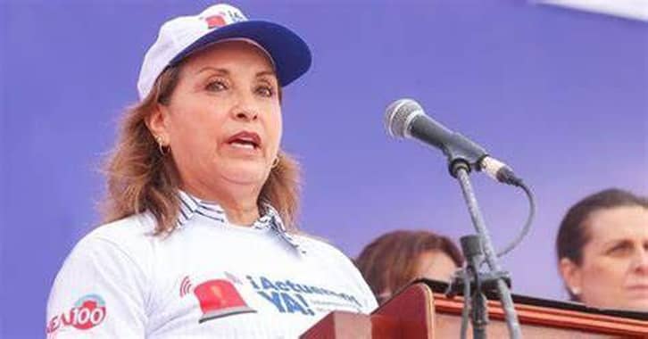 Dina Boluarte promete aumento salarial para enfermeras y docentes universitarios